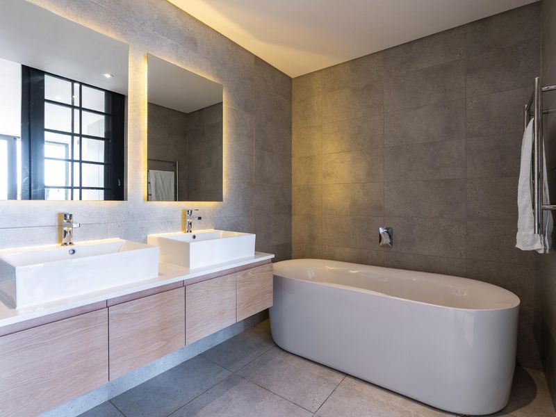 Stunning 2-Bedroom Apartment in the Iconic Glengariff Building - Photo 4