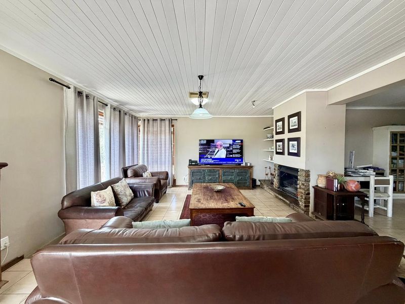 4 Bedroom House For Sale in Old Pionierspark - Photo 9