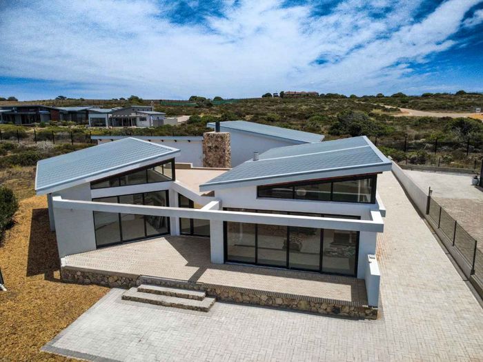 Property #2442188, House For Sale in Still Bay West