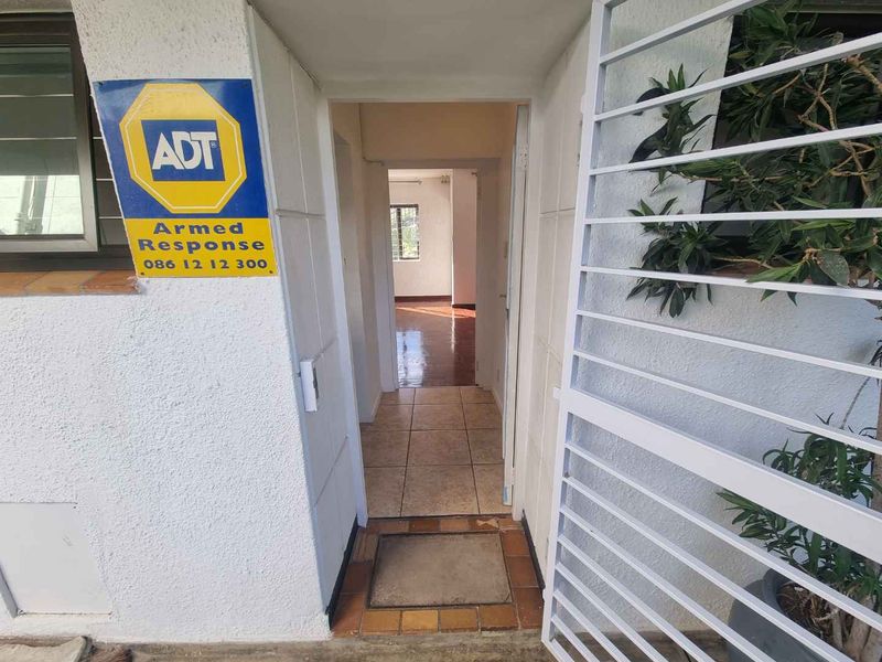 Unfurnished Bachelor Apartment To Rent in Sea Point - Photo 4