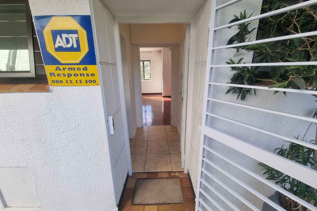 Unfurnished Bachelor Apartment To Rent in Sea Point - Photo 4
