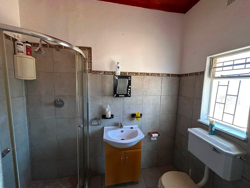 Spacious family home in Otjiwarongo on a 1,500 m2 erf, featuring exceptional entertainment areas and a separate 2-bedroom flat perfect for guests, extended fami - Photo 5