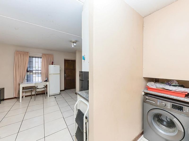 Secure Ground-Floor Apartment with Parking in Prime Location - Photo 9