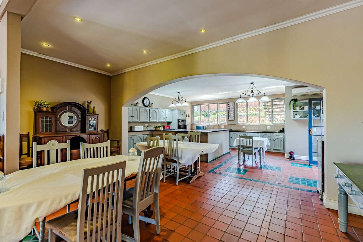 Exquisite Guest House in Waterkloof Ridge - Photo 4
