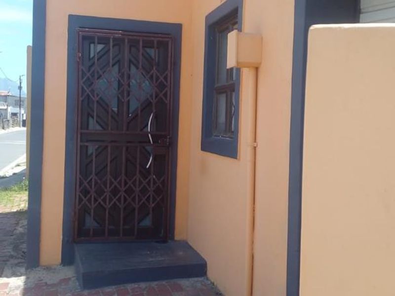 Charming Starter Home in KTC Nyanga for Only R450,000! - Photo 6