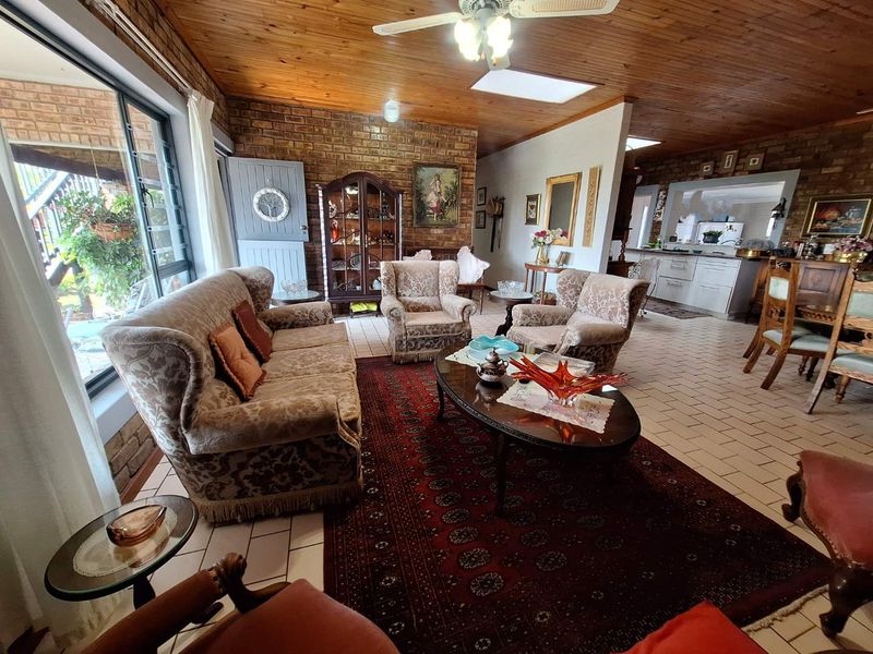 Charming 4 Bedroom Home in Boggomsbaai: Perfect for Reirement or Family Retreat - Photo 8