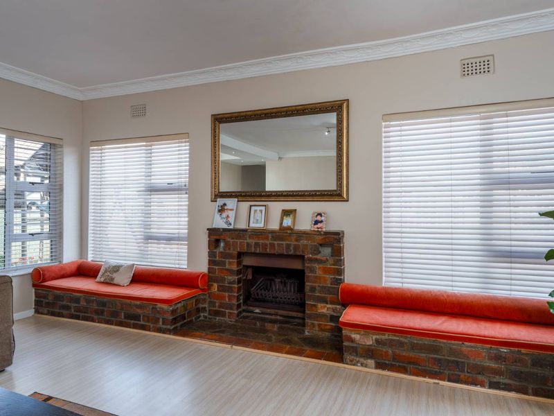 Stylish Family Home Featuring Master Suite, Pool, and Open-Plan Living - Photo 4