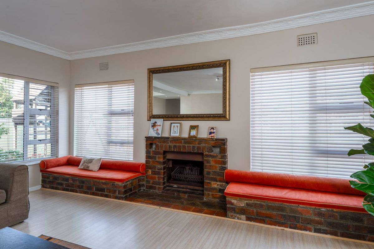 Stylish Family Home Featuring Master Suite, Pool, and Open-Plan Living - Photo 4