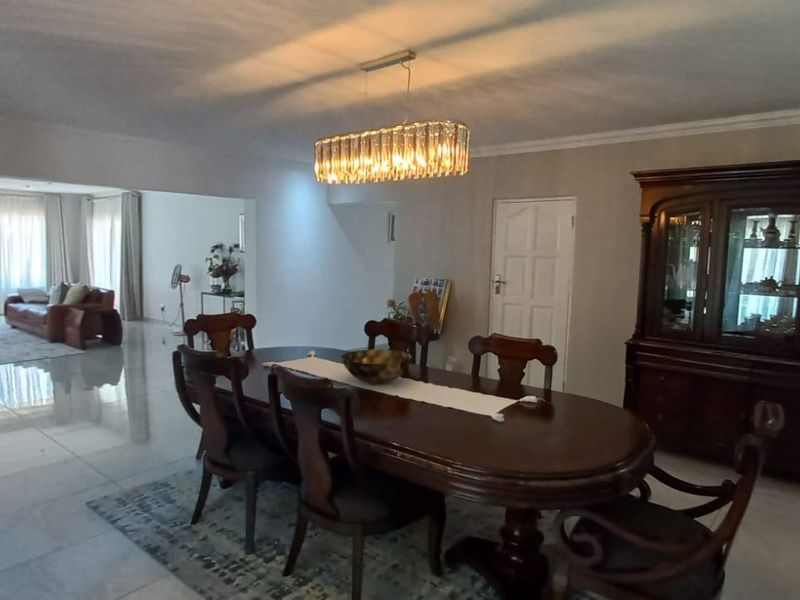 4 Bedroom/2 Bathroom Family Home with pool - Photo 9