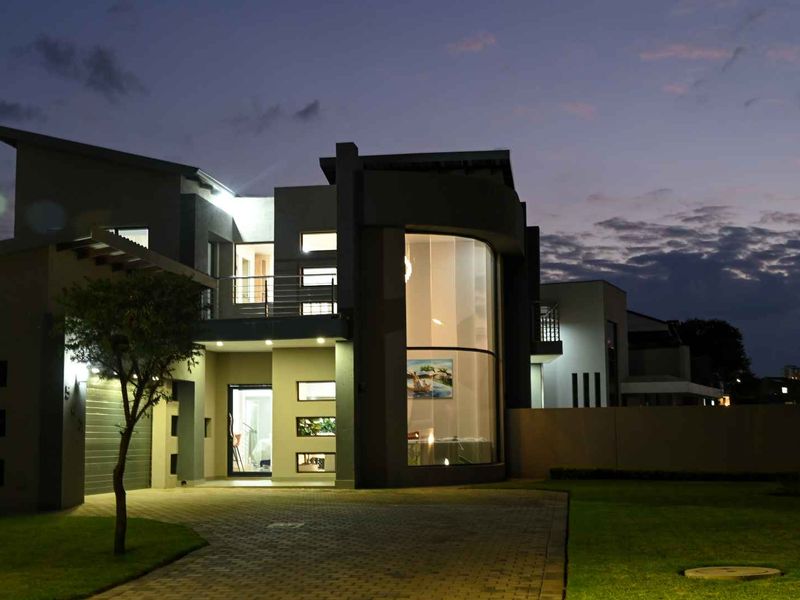 Magnificent Modern 4 Bedroom, 3,5 Bathroom House to Rent in the sought after Six Fountains Estate. Ideal for the Executive or an Embassy. - Photo 6