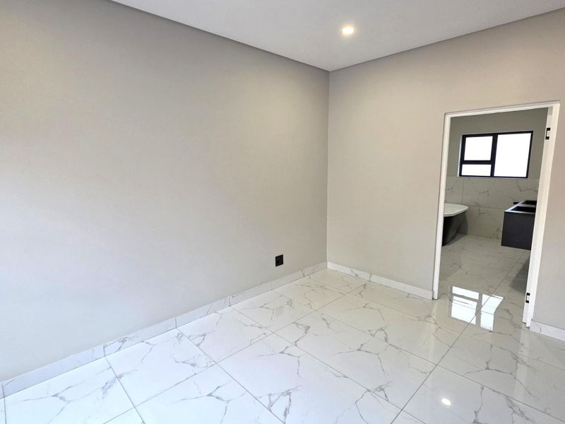 Pristine 4 Bedroom Family Home in Melodie Hartbeespoort - Photo 10