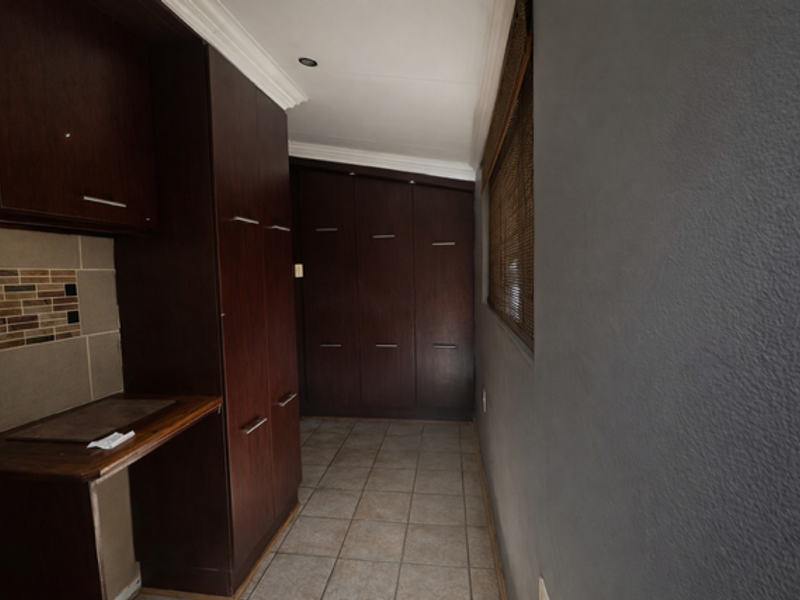 Family Home with Pool & Braai Room in Langenhovenpark - Photo 4