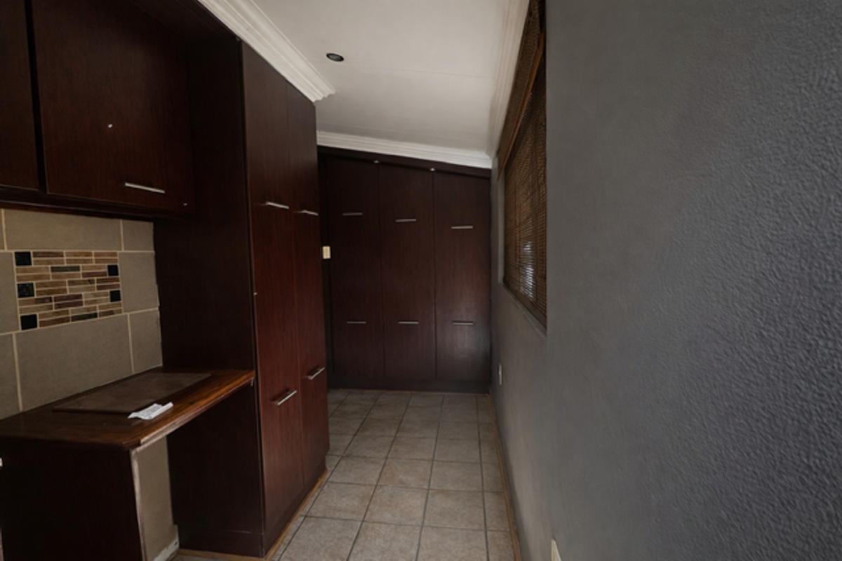 Family Home with Pool & Braai Room in Langenhovenpark - Photo 4