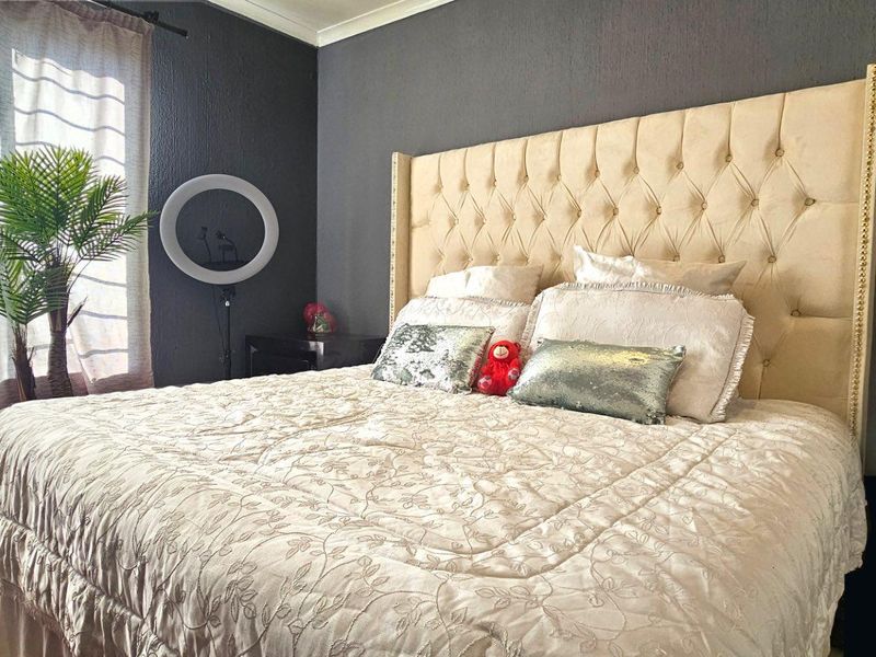 Spacious Three-Bedroom Unit Close to Everything in Radiokop - Photo 8