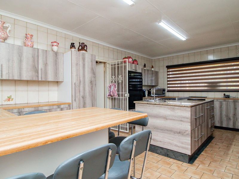 Beautiful Secured Home with Newly Renovated Kitchen - Photo 7