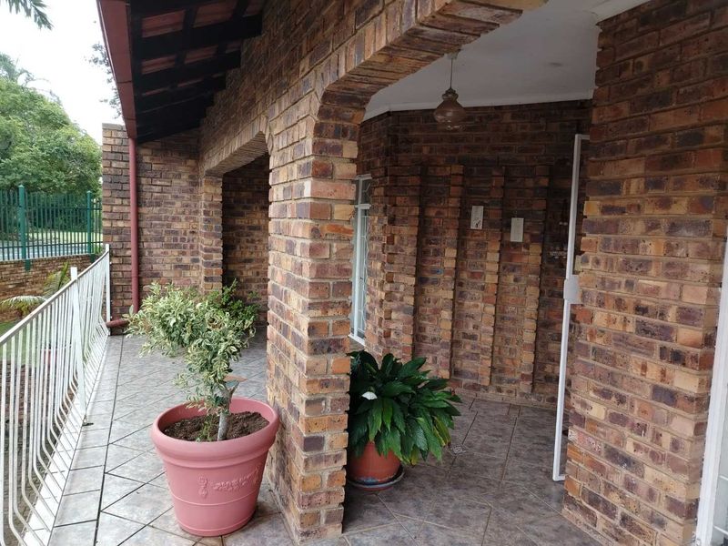 Family home with work from home facilities - Photo 2