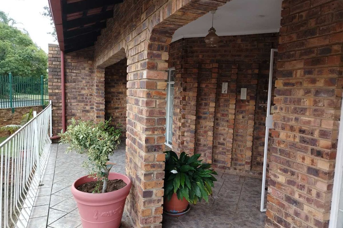 Family home with work from home facilities - Photo 2