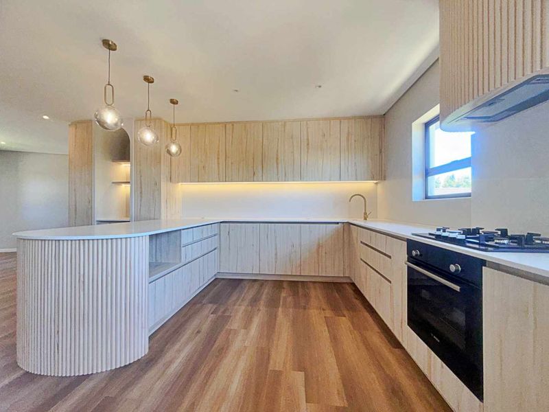 Exceptional New Build, Upper Country Club - Photo 5