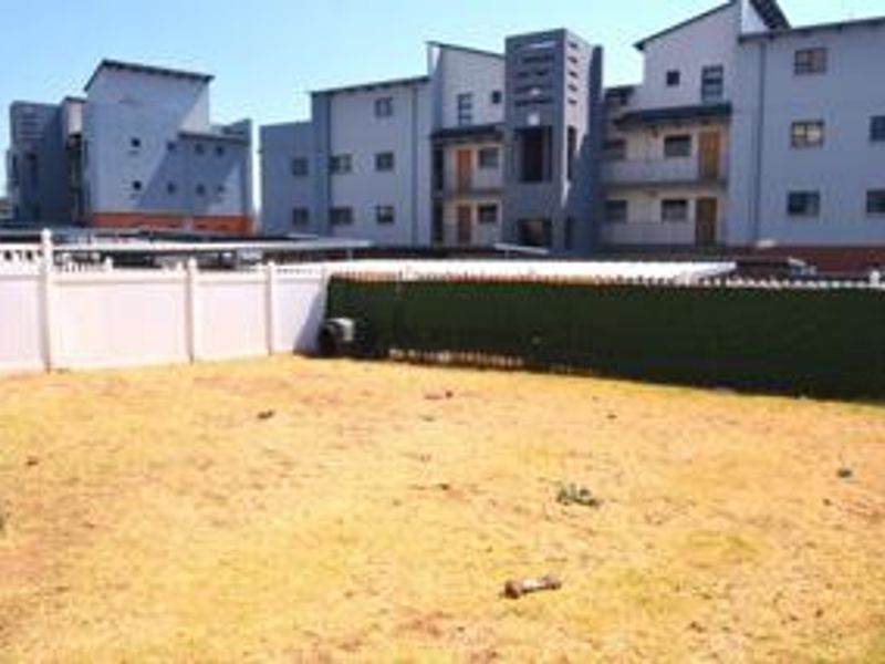 Spacious 2 Bedroom unit with huge private garden - Photo 9