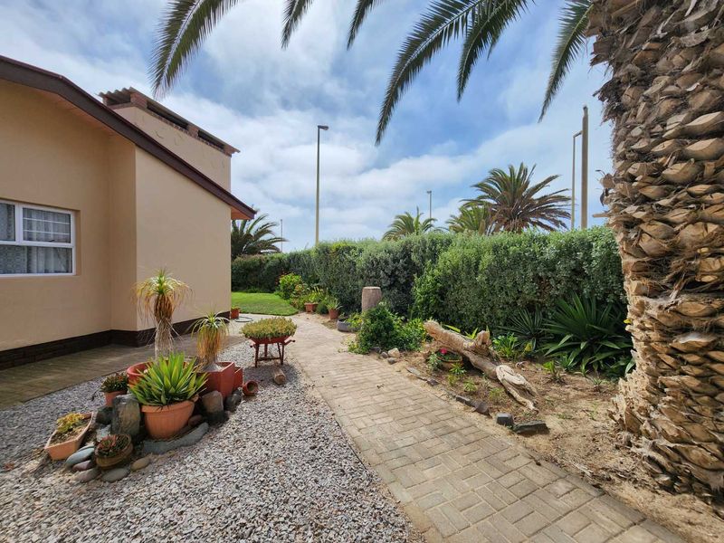 Corner property with 2 flats. - Photo 2