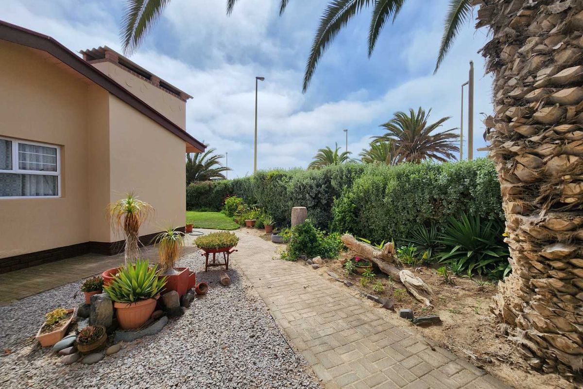 Corner property with 2 flats. - Photo 2