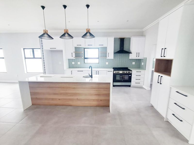 Modern Coastal Living in Shelley Point Golf Estate – 3 Bed Family Home - Photo 1