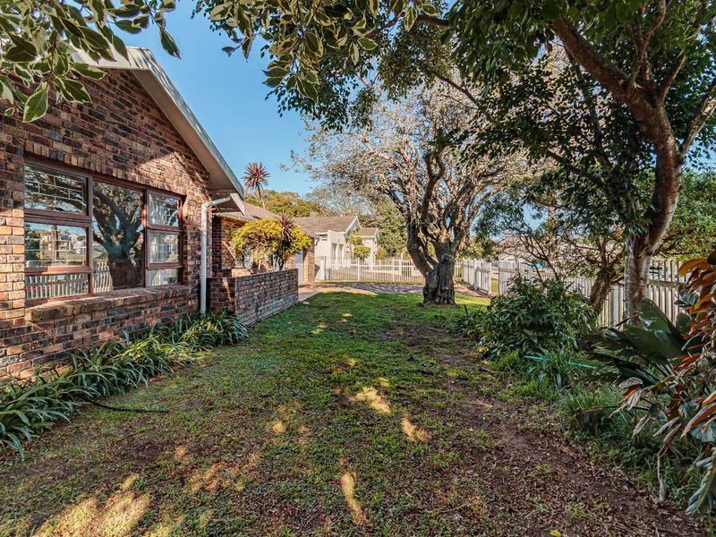 4 Bedroom, Family Living with Indoor Braai, Solar Backup & Water Tanks in Prime Mount Pleasant - Photo 7