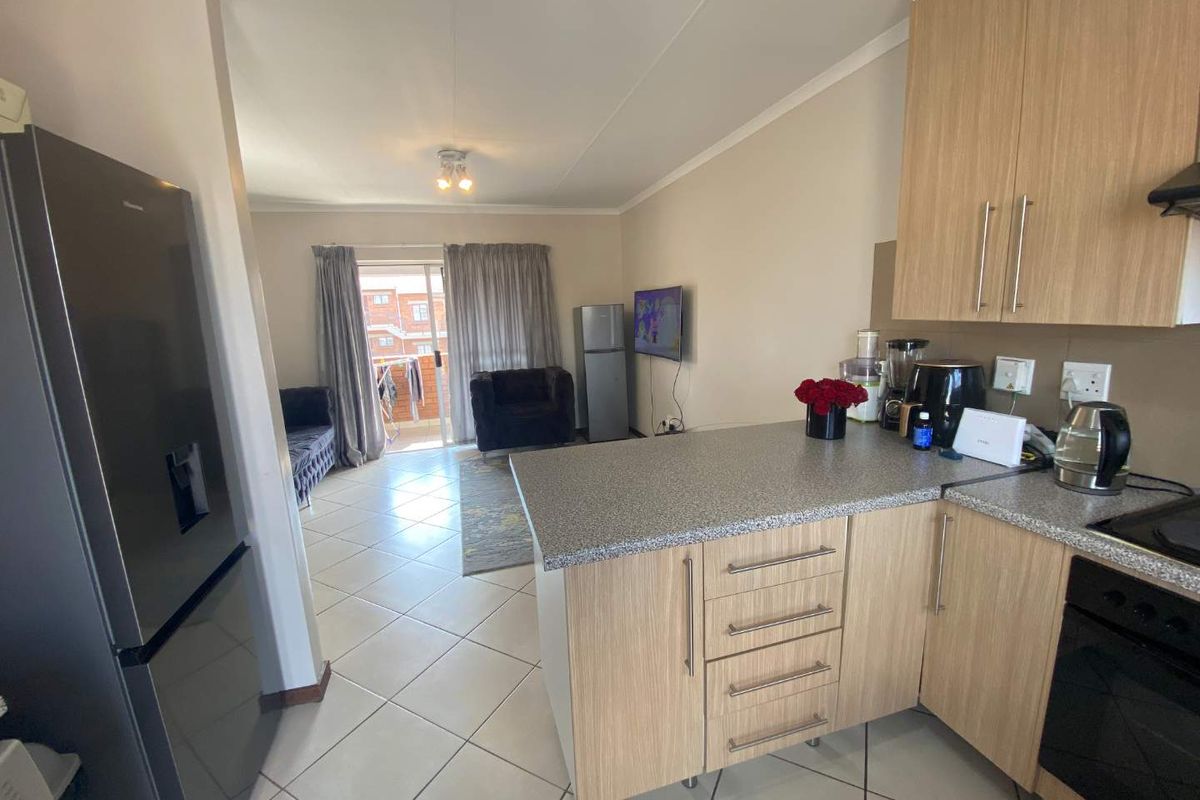 Charming 2-Bedroom Apartment in a Secure Complex - Photo 5