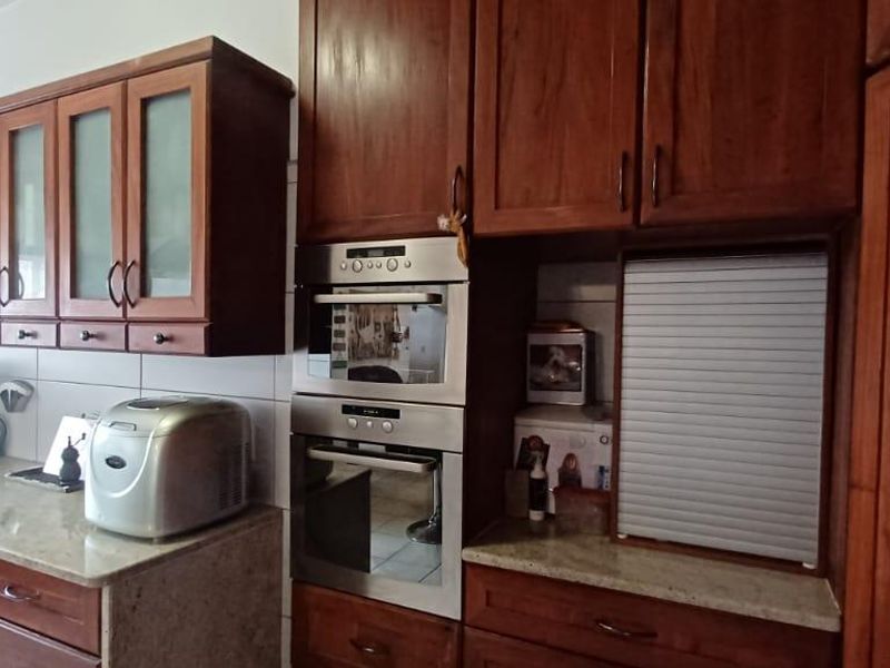 OLYMPIA - Versatile Family Home with Flat & Indoor Pool N$4 990 000 - Photo 6