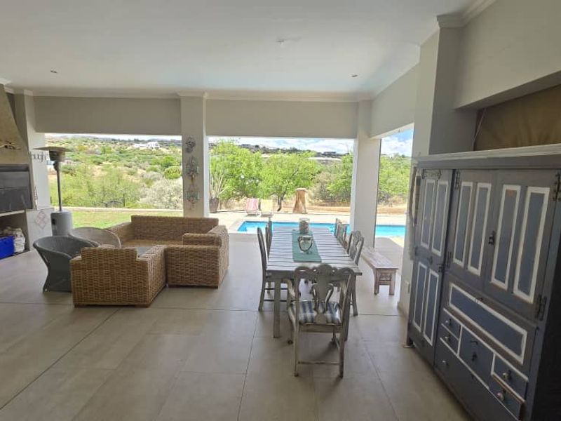 All On One Level Family Home With Lovely Views, Safe And Secure. - Photo 6