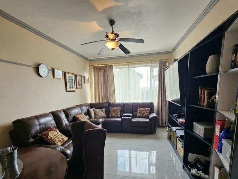 Beautifully renovated 1.5-bedroom apartment in the highly sought-after and well-managed Oceanview complex on the Bluff - Photo 2