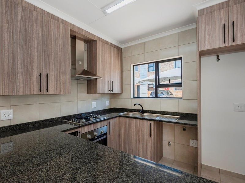 Facebrick simplex cluster only 4 in complex, Brand New so no Transfer Duties. - Photo 9