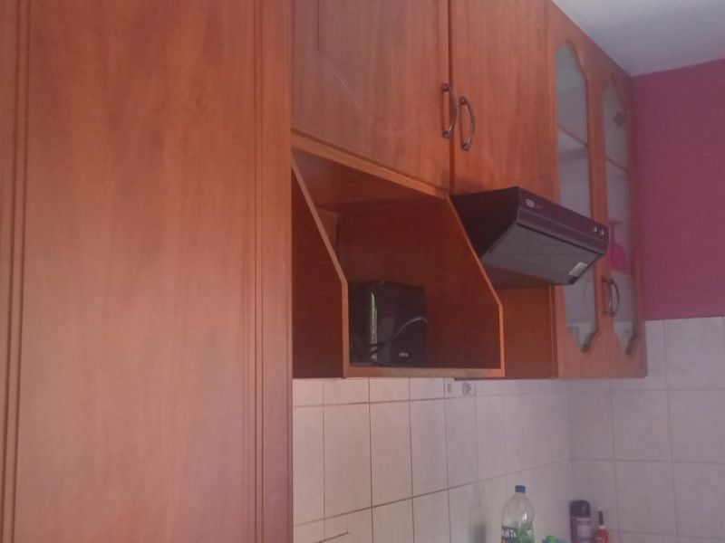 "Silverton Comfort: 2-Bed Apartment with Security & Spacious Living!" - Photo 4