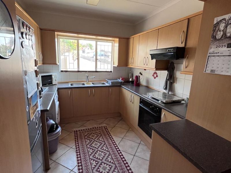 Corner Unit with extra spacious garden - Photo 2