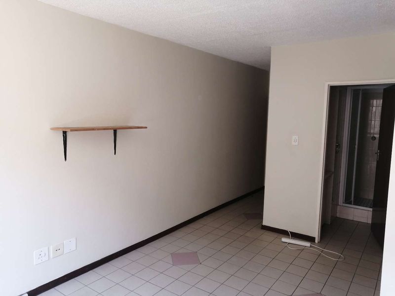 ROOM TO RENT FOR A FEMALE IN  Cum Laude - Photo 4