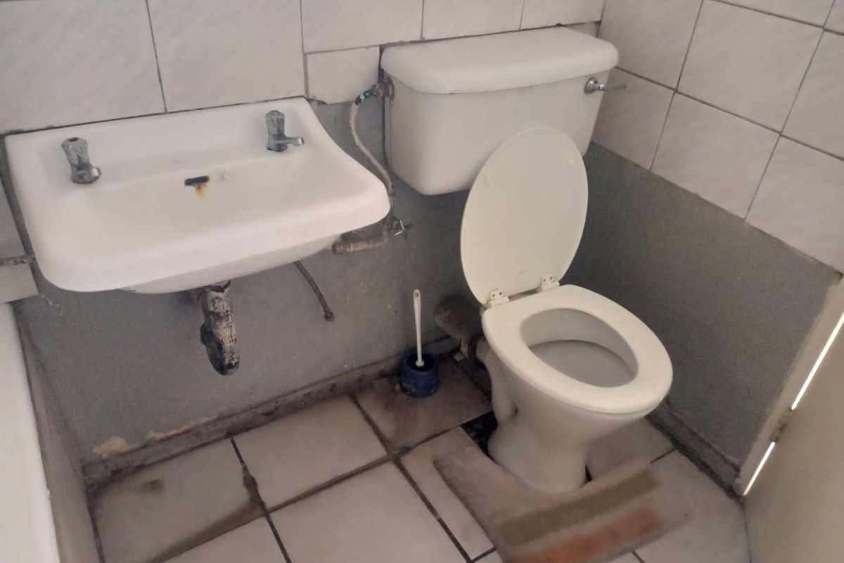 This ready to move in bachelor flat is now for sale in Pretoria west. - Photo 3