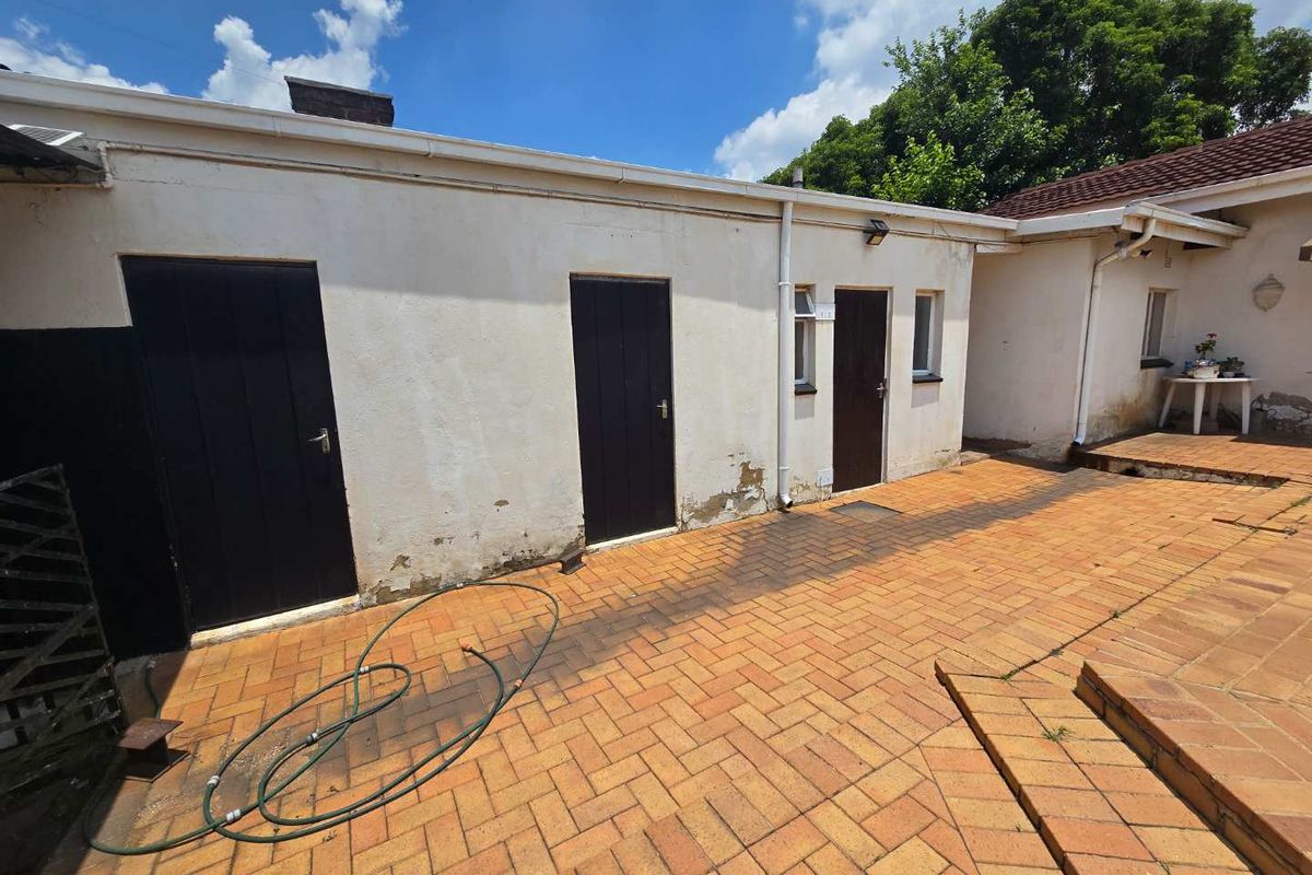 Big house with flatlet, pool and outbuildings - Photo 5