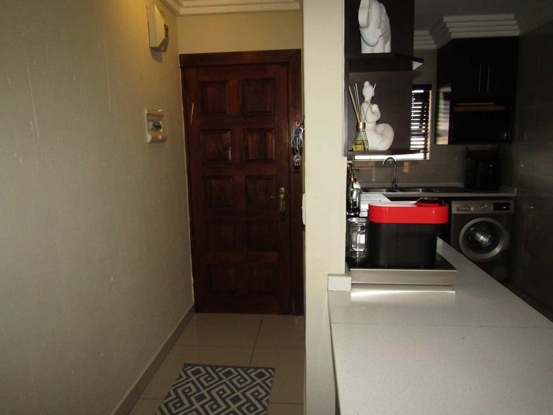 Complete Renovated 2 x bedroom 2 x bathroom Gem 2nd Floor - Photo 2