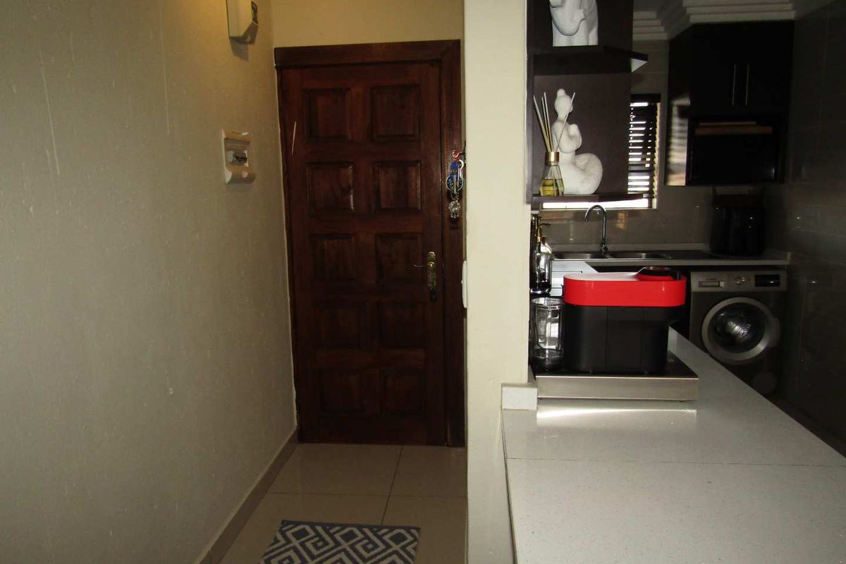 Complete Renovated 2 x bedroom 2 x bathroom Gem 2nd Floor - Photo 2