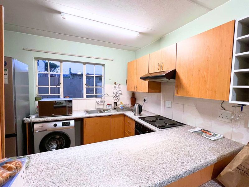 Three Bedroom townhouse in Annlin - Photo 2