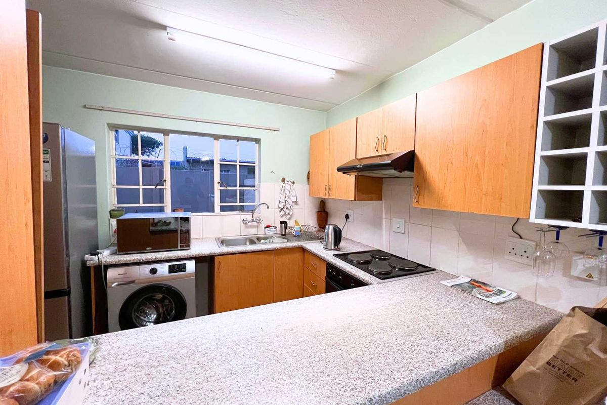 Three Bedroom townhouse in Annlin - Photo 2