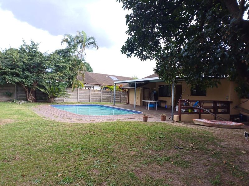 Spacious Family Home with Granny Flat, Pool & Drive-Through Garage in a Pet-Friendly Yard - Photo 2