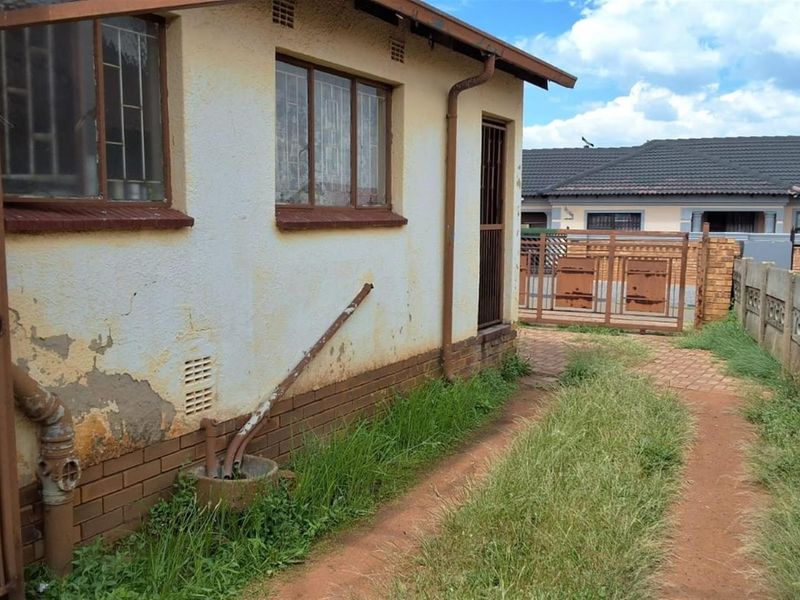 House For Sale in Daveyton, Benoni - Photo 5