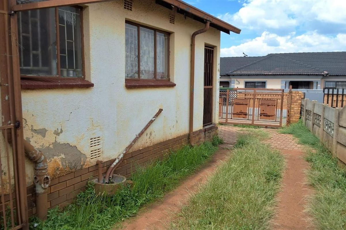 House For Sale in Daveyton, Benoni - Photo 5