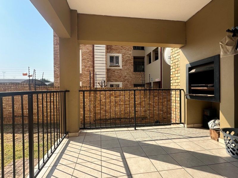 Experience contemporary living at its best in this stylish apartment, ideally situated near Fourways and Northgate Mall. - Photo 5