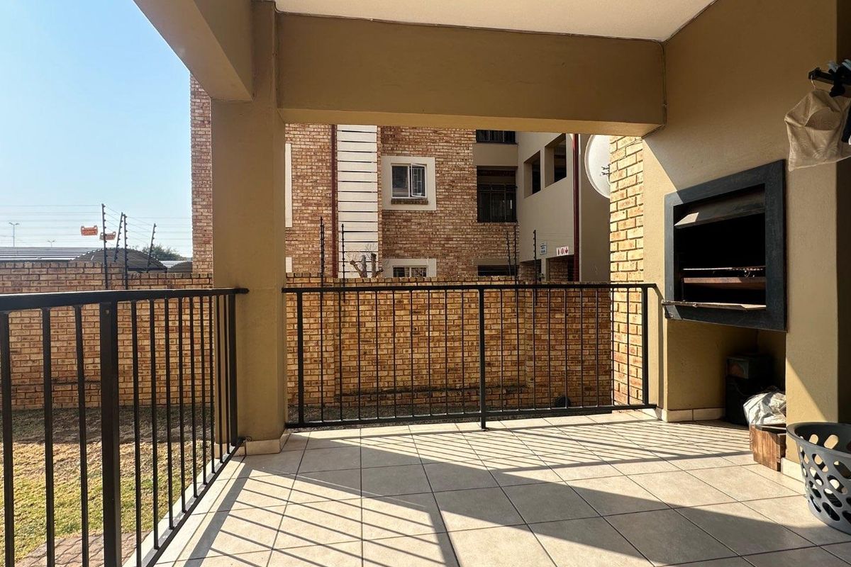 Experience contemporary living at its best in this stylish apartment, ideally situated near Fourways and Northgate Mall. - Photo 5