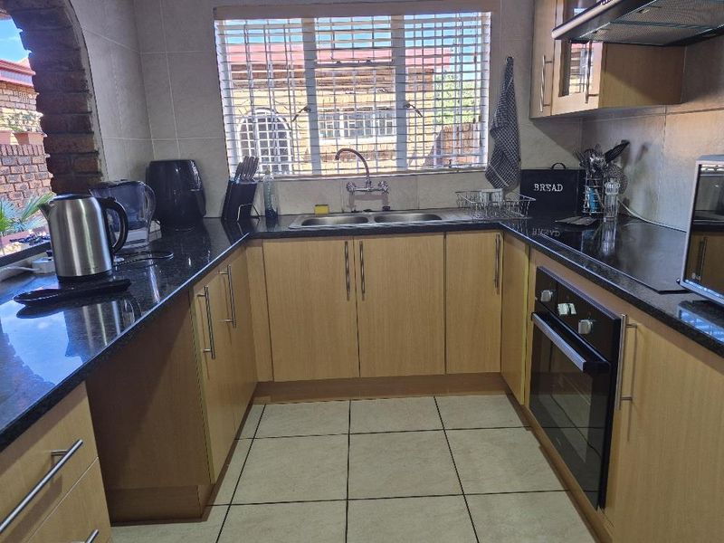 Modern spacious townhouse - pet friendly - Photo 3