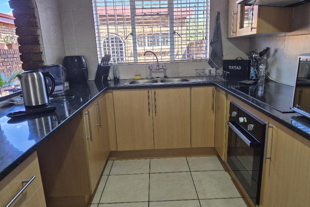 Modern spacious townhouse - pet friendly - Photo 3