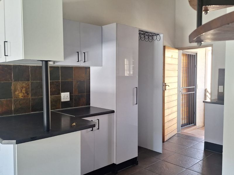 2 Bed 2 Bath apartment with a double volume loft area for sale in Sundowner - Photo 10