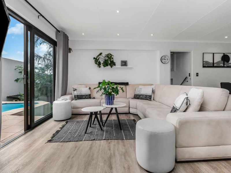 We all want light, bright and new in a home – THIS ONE IS ALL OF THIS AND MORE. - Photo 2